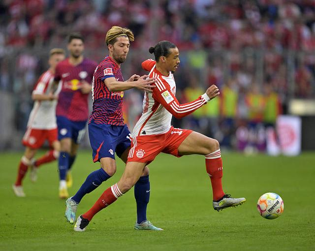 社区盾转会期走向成谜；本菲卡防线松动；话题不断；赛季目标并未改变的简单介绍